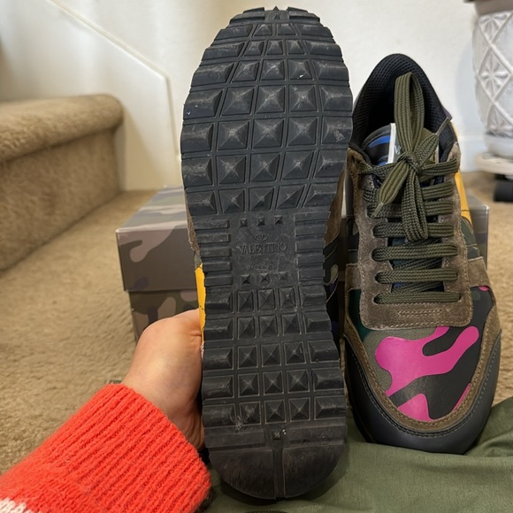 Consigned!!SALE PRICE!! Today only!! Authentic Valentino Garavani Sneakers - Picture 4 of 8